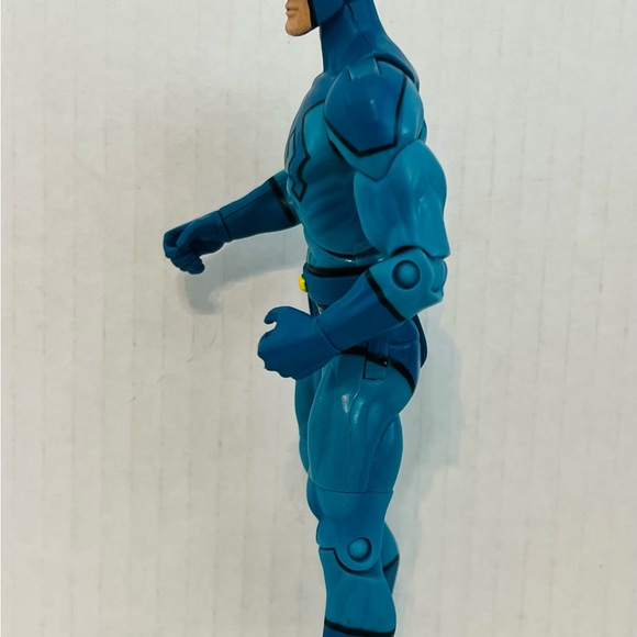 DC Universe Classics Wave 7 Blue Beetle Ted Kord Action Figure - Picture 4 of 5